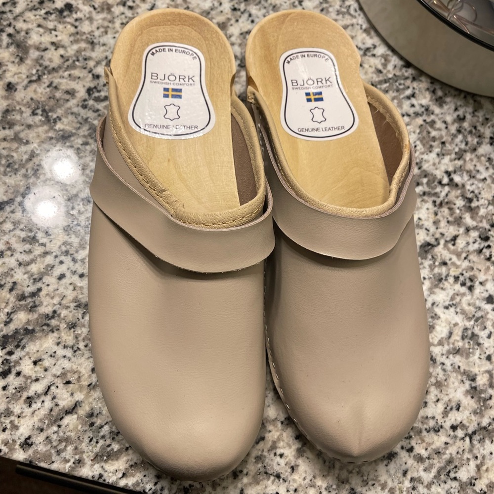 Genuine Leather Clogs - Picture 2 of 4